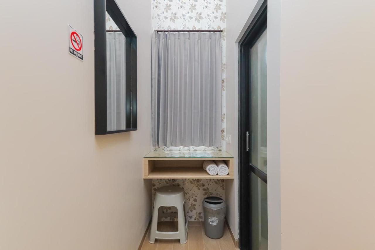 Sans Hotel Clover Ace Surabaya By Reddoorz Luaran gambar