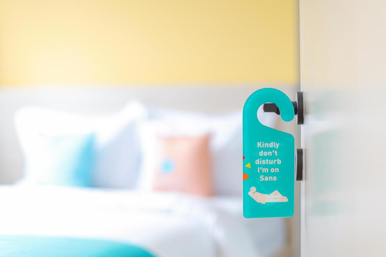Sans Hotel Clover Ace Surabaya By Reddoorz Luaran gambar