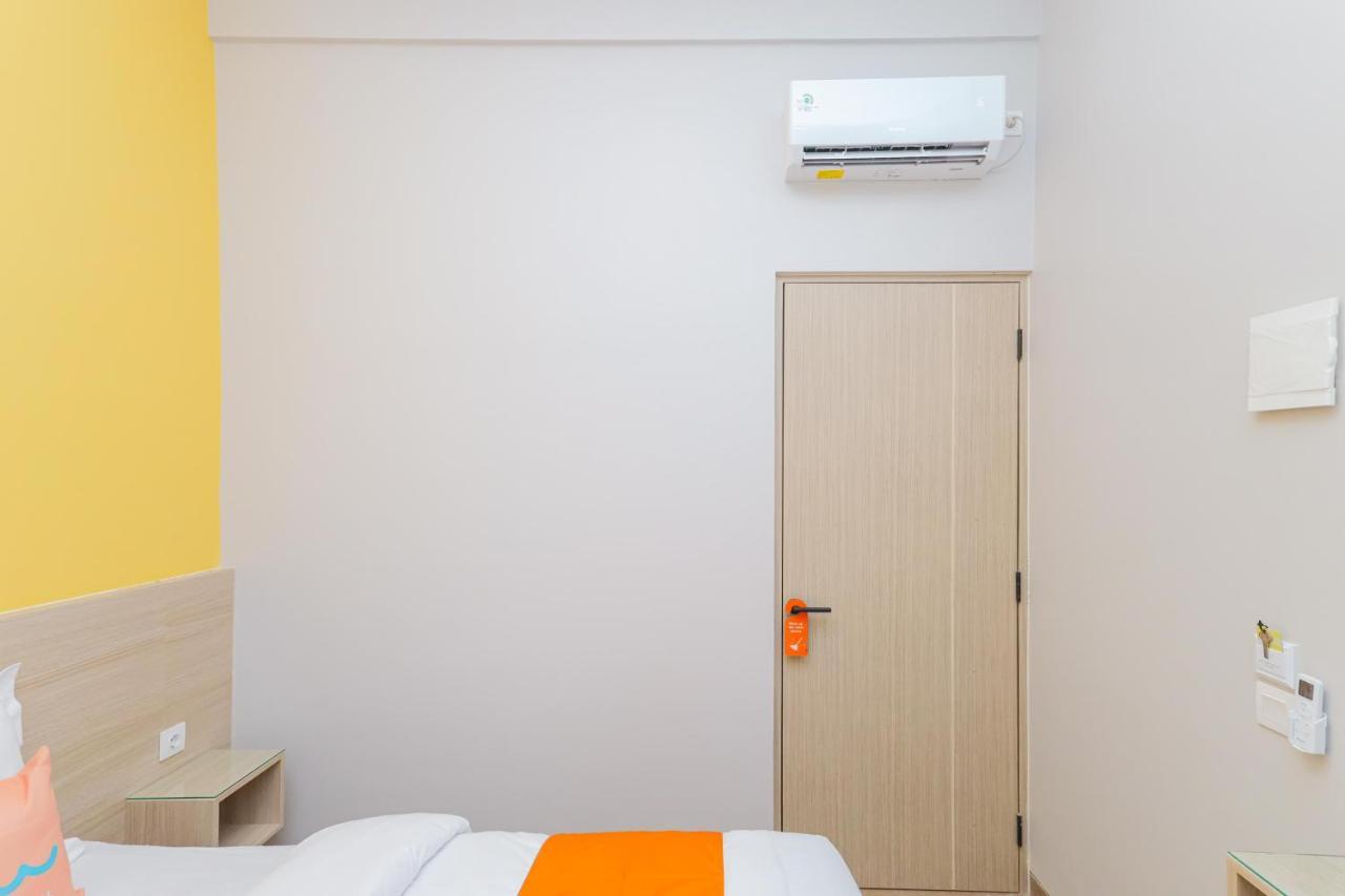 Sans Hotel Clover Ace Surabaya By Reddoorz Luaran gambar