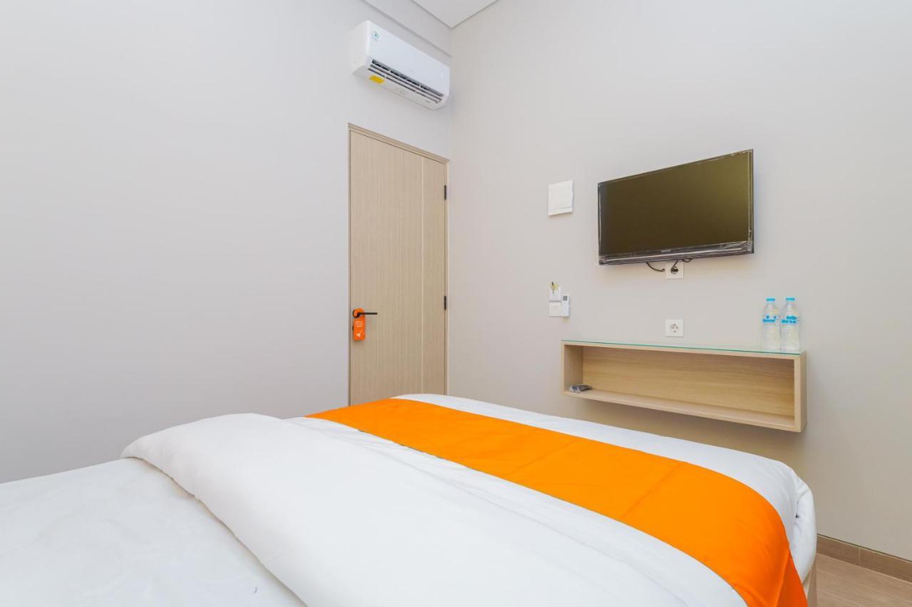 Sans Hotel Clover Ace Surabaya By Reddoorz Luaran gambar
